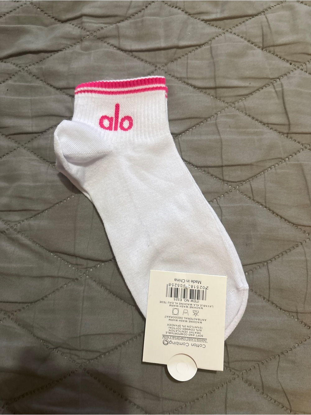 ALO Yoga White Ankle Socks with Pink Logo and Cuff